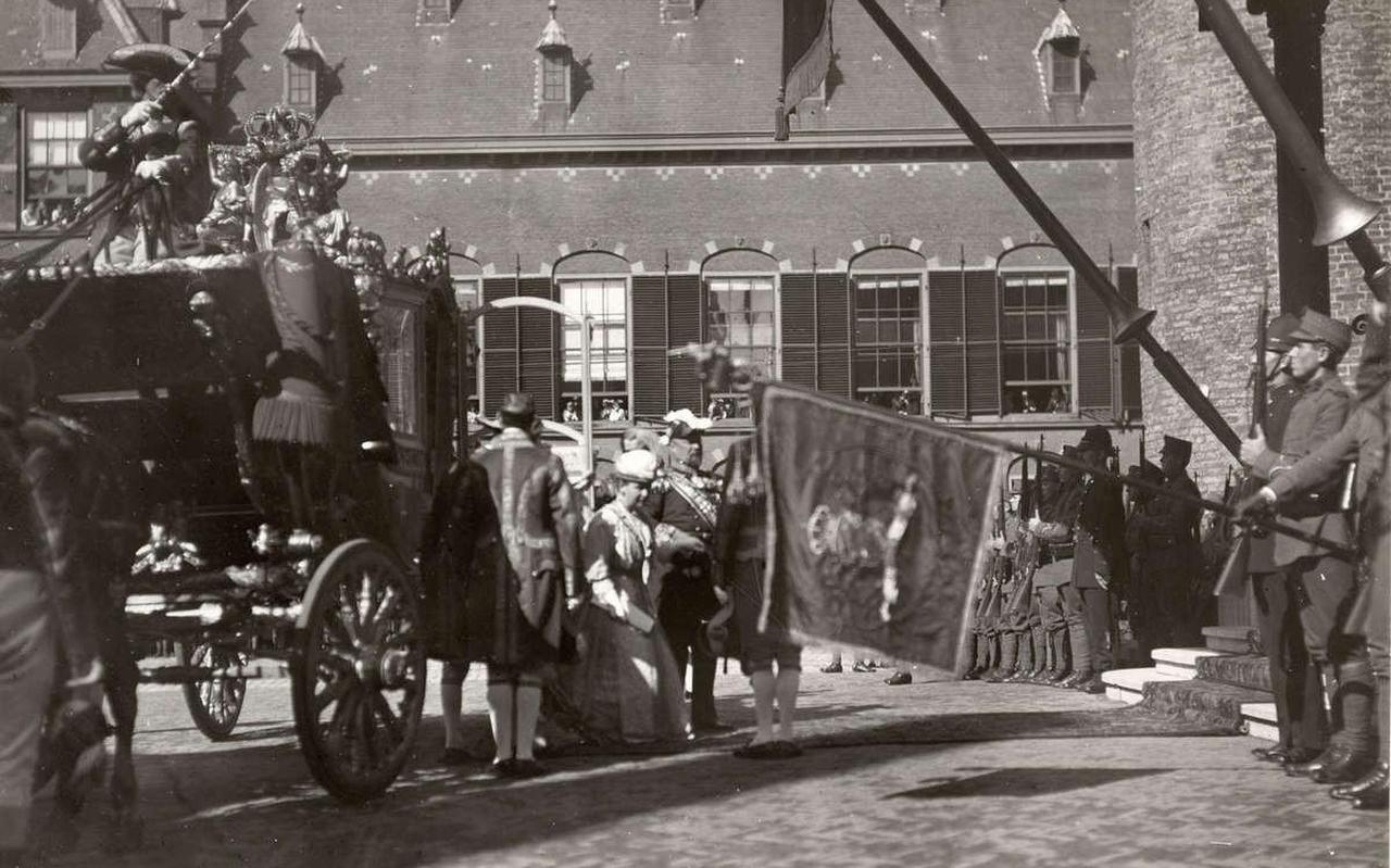 Koningin Wilhelmina stapt uit de koets op Prinsjesdag 1918. FOTO ARCHIEF LC Koningin Wilhelmina stapt uit de koets op Prinsjesdag 1918. FOTO ARCHIEF LC
