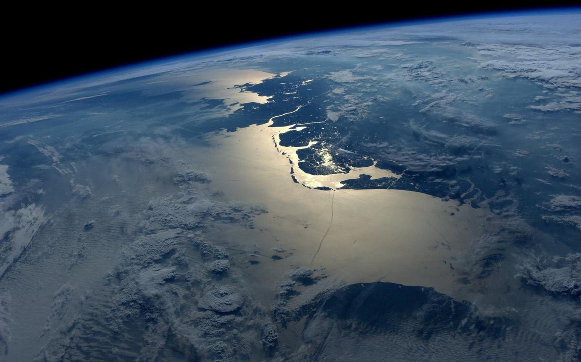 Het Engelse Kanaal en de Noordzee, gefotografeerd door een bemanningslid van Expeditie 56 toen het internationale ruimtestation in een baan boven Duitsland vloog. De schittering van de zon scheidt het Verenigd Koninkrijk van de Europese landen Frankrijk, België en Nederland.  FOTO NASA
