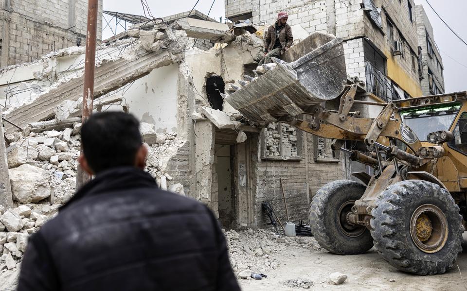 'Slechts tien minuten rijden verderop liggen de verwoeste steden Jobar, Harasta en Douma (foto).'