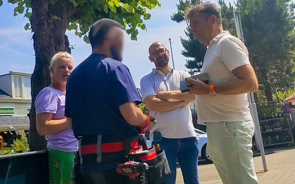 Het team van Radio Ramkraak confronteert een elektriciën met de oplichtingspraktijken van het bedrijf waarvoor hij werkt.