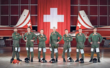 Het Zwitserse demoteam Patrouille de Suisse, met helemaal links 'Roody' (met mascotte 'Flatty' of 'Flat Eric') en naast hem 'Püpi'.