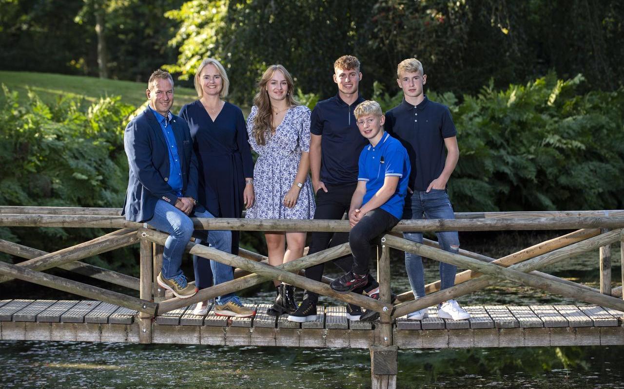 De familie Van der Heide, met van links naar rechts: Robert, Atty, Jantien, Arjen, Menno en Welmer. De familie Van der Heide, met van links naar rechts: Robert, Atty, Jantien, Arjen, Menno en Welmer.
