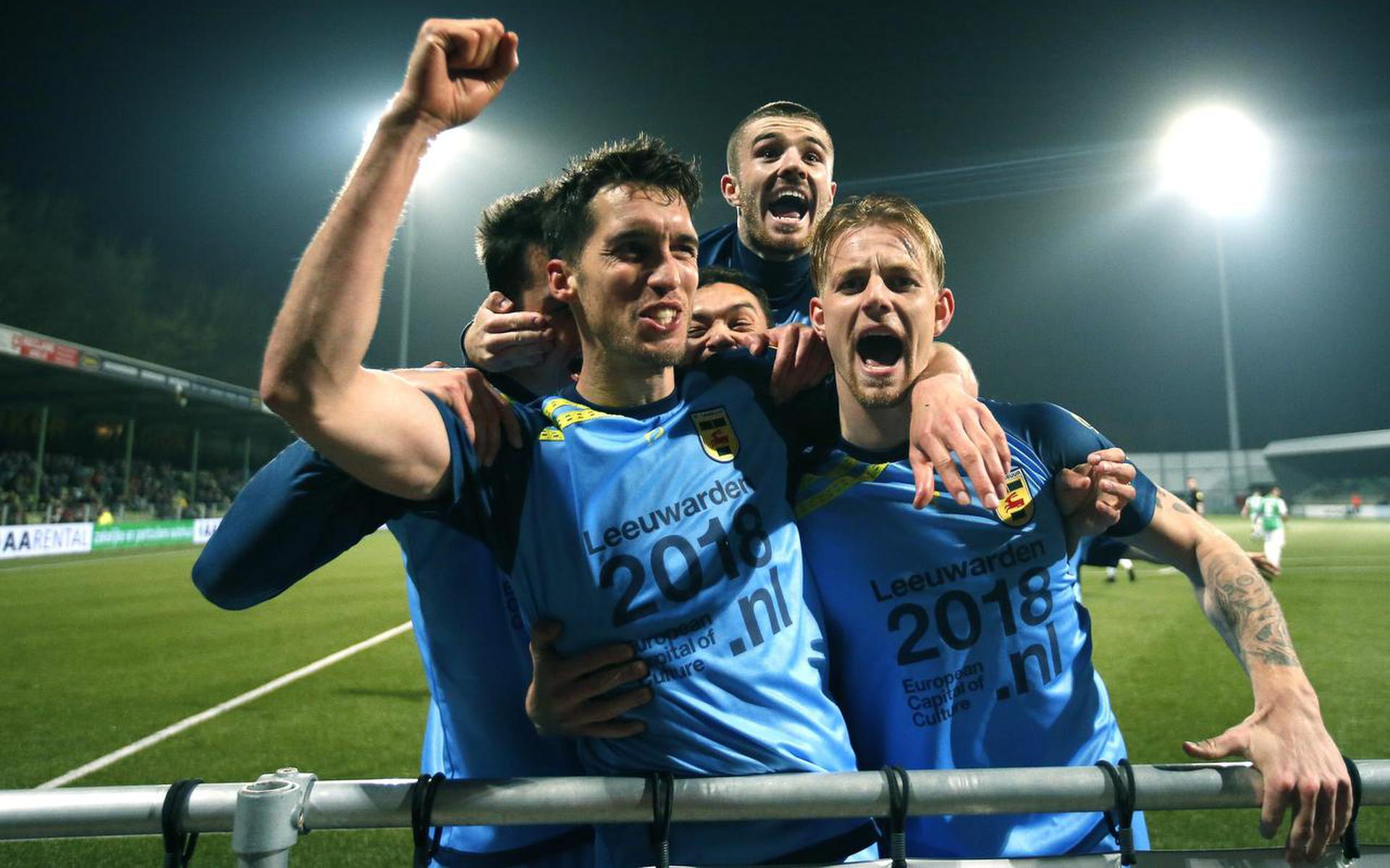 Vreugde bij Cambuur na een goal van Martijn Barto (links). FOTO HENK JAN DIJKS