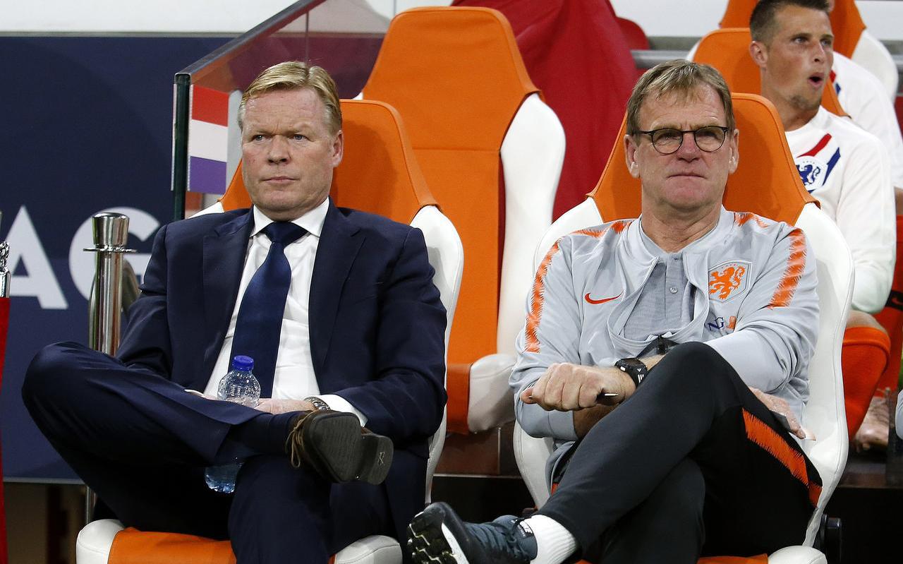 Ronald Koeman en Dwight Lodeweges tijdens de wedstrijd Nederland-Duitsland. FOTO HENK JAN DIJKS