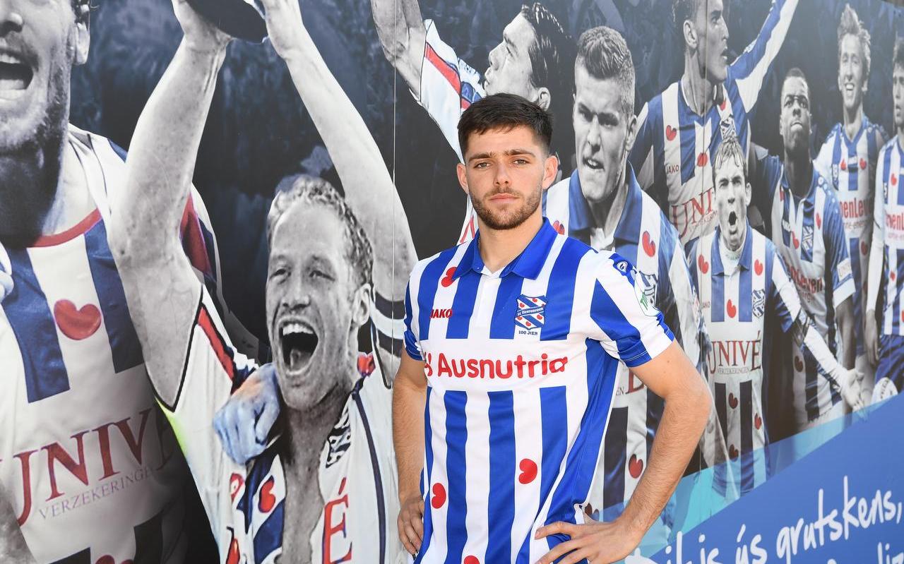 Joaquin Fernandez voor de muur in het Abe Lenstra-stadion waarop voetballers met een succesvol verleden bij SC Heerenveen staan afgebeeld. FOTO FPH/MUSTAFA GUMUSSU Joaquin Fernandez voor de muur in het Abe Lenstra-stadion waarop voetballers met een succesvol verleden bij SC Heerenveen staan afgebeeld. FOTO FPH/MUSTAFA GUMUSSU