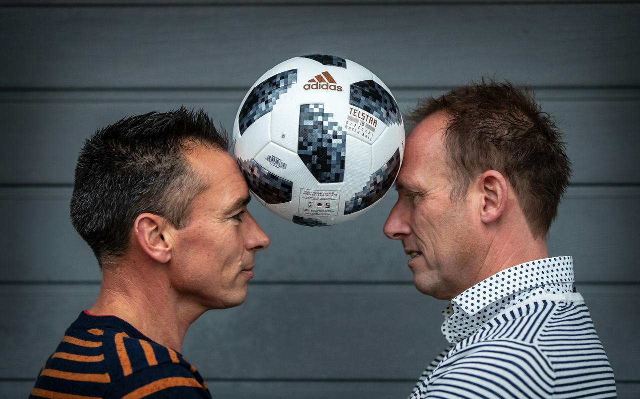 Dick Schuurman (links) en Klaas de Jong, trainers van VVI en SC Joure en tevens vrienden, staan tegenover elkaar. 