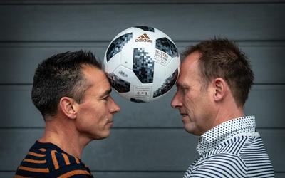 Dick Schuurman (links) en Klaas de Jong, trainers van VVI en SC Joure en tevens vrienden, staan tegenover elkaar. 
