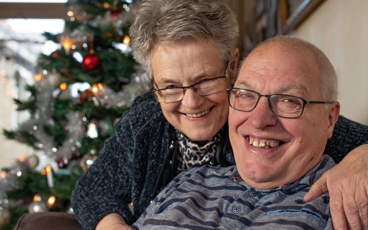 Jan en Josefien Kooistra thuis in Sint Jacobiparochie, waar ze nu 42 jaar wonen. FOTO HOGE NOORDEN/JACOB VAN ESSEN Jan en Josefien Kooistra thuis in Sint Jacobiparochie, waar ze nu 42 jaar wonen. FOTO HOGE NOORDEN/JACOB VAN ESSEN