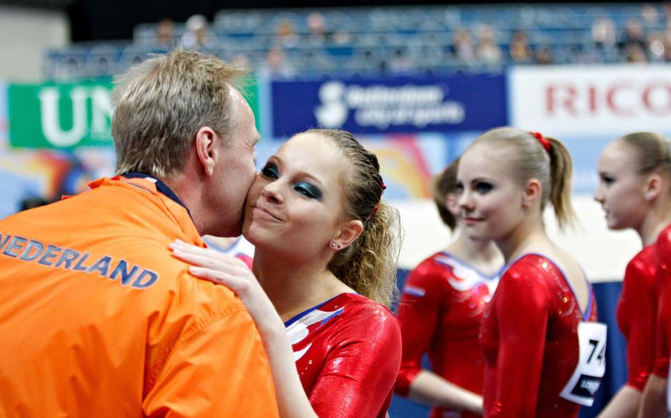 Joy Goedkoop wordt geknuffeld door Vincent Wevers na een geslaagde kwalificatie op het WK 2010 in Rotterdam.