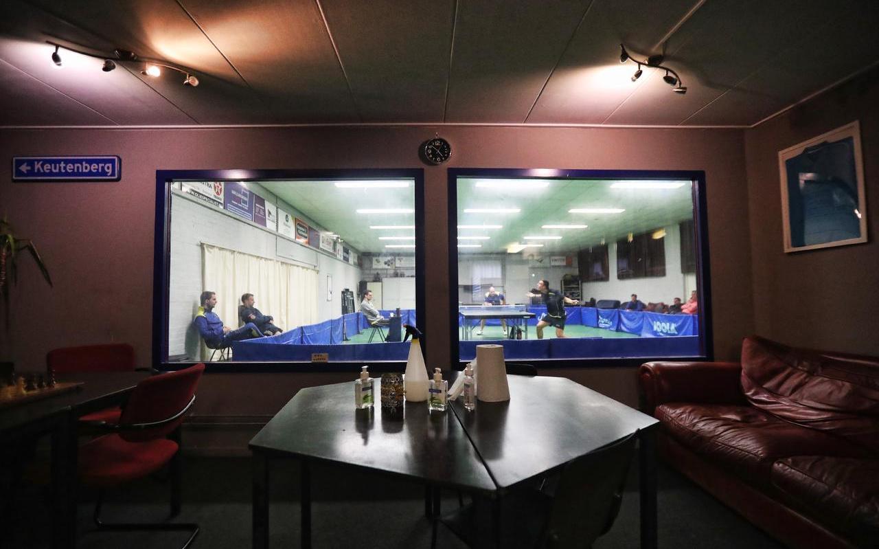 Sfeerbeeld van de tafeltennisderby Buitenpost-FTTC uit de zaal waar de thuisclub afscheid van moet nemen. Sfeerbeeld van de tafeltennisderby Buitenpost-FTTC uit de zaal waar de thuisclub afscheid van moet nemen.