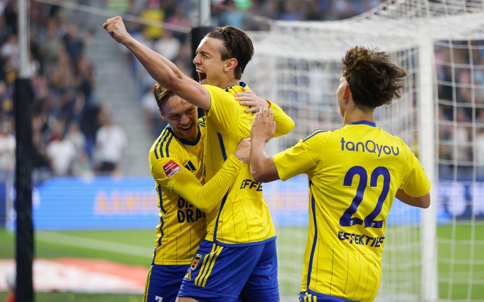 Oscar Sjöstrand juicht na zijn eerste treffer voor SC Cambuur. 