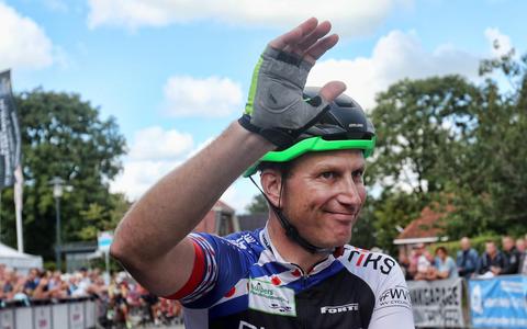Lieuwe Westra bedankt het publiek tijdens zijn laatste wielerkoers, de Omloop van de Trynwâlden.