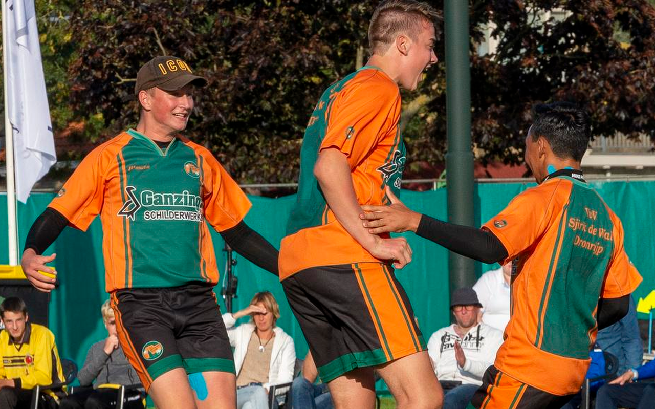 Rick Minnesma (links), Jorn Lars van Beem (midden) en Rutger Kumbangsila zijn uitbundig na het winnen van de Freule. Rick Minnesma (links), Jorn Lars van Beem (midden) en Rutger Kumbangsila zijn uitbundig na het winnen van de Freule.