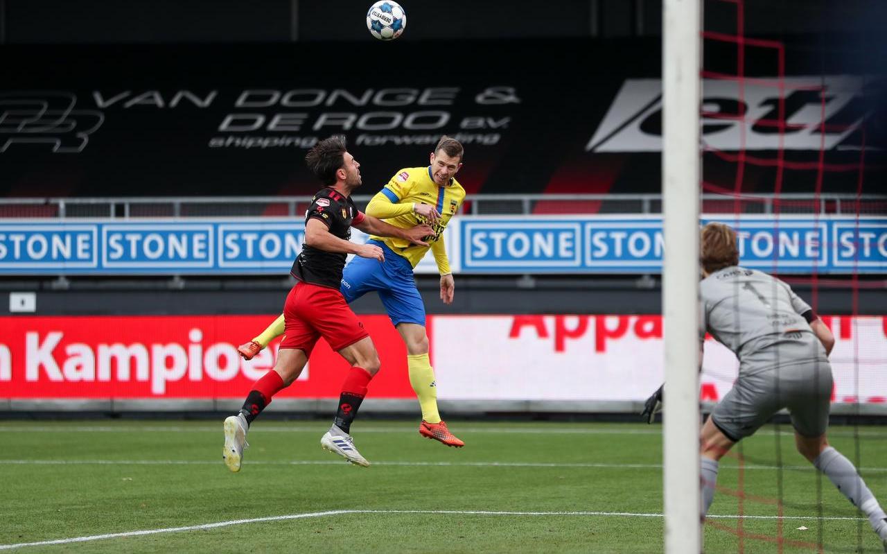Robert Mühren kopt vanuit een lastige hoek de 1-0 binnen namens Cambuur. Robert Mühren kopt vanuit een lastige hoek de 1-0 binnen namens Cambuur.