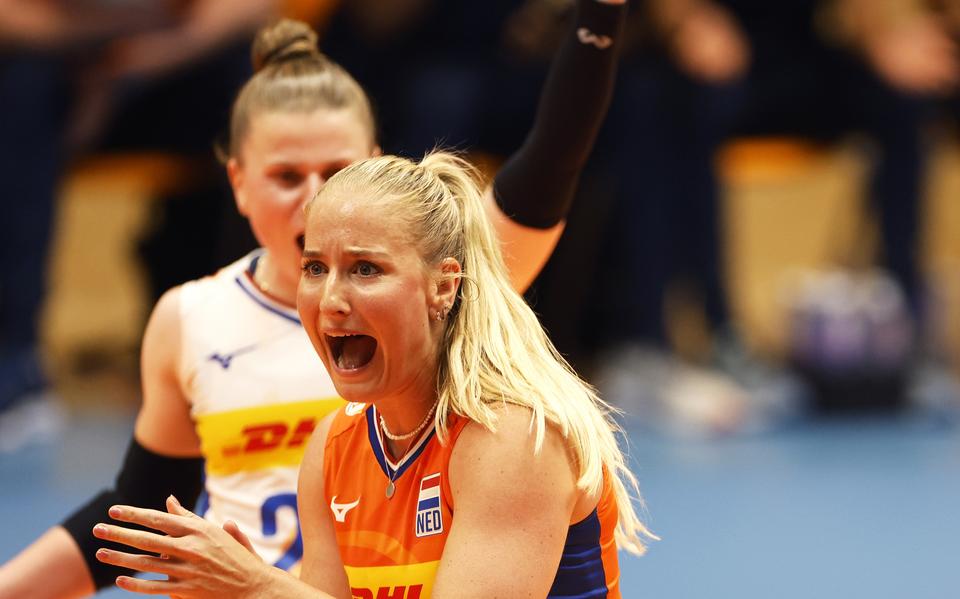 Marrit Jasper moedigt haar team aan tijdens het interland tegen Duitsland.