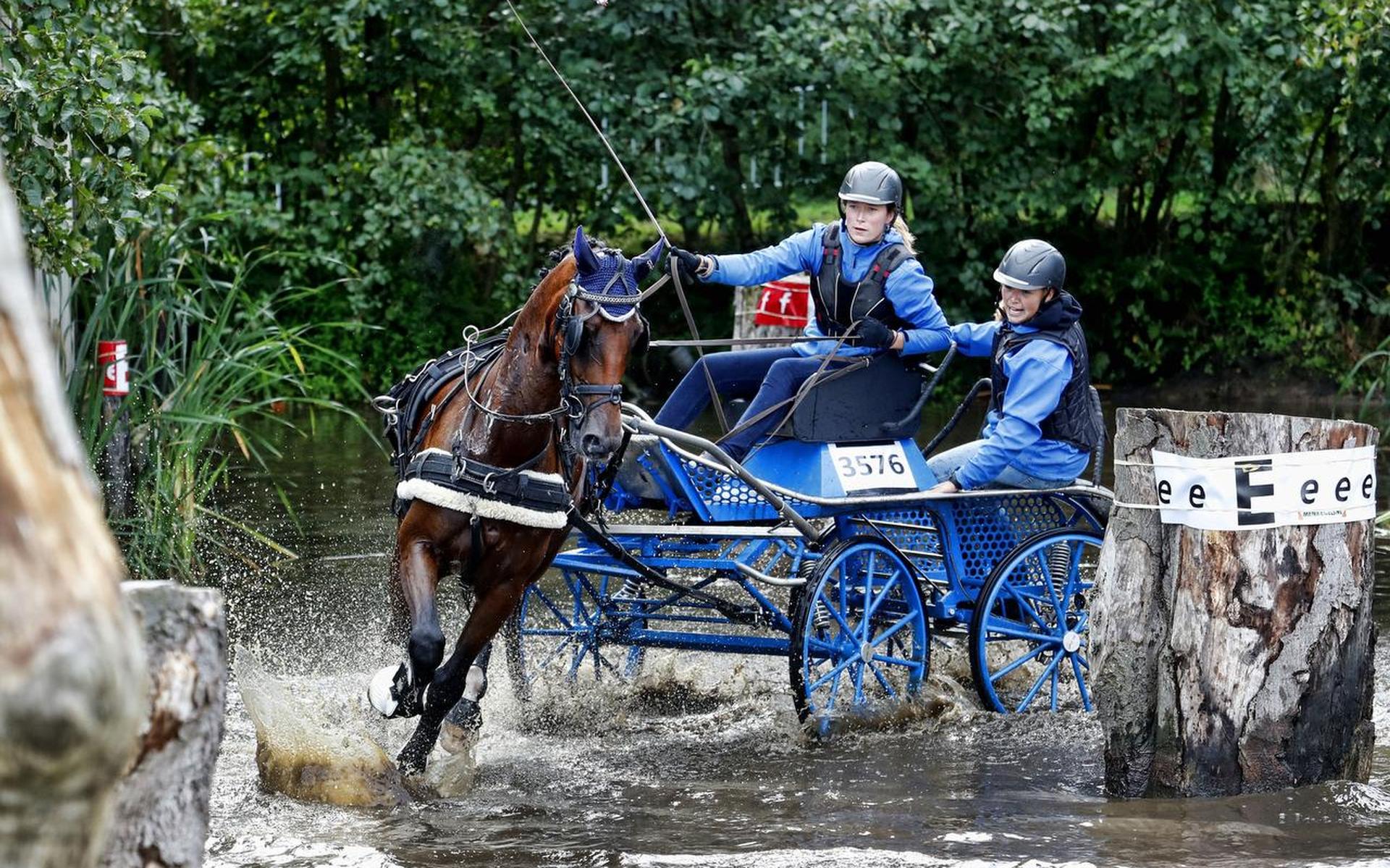 Larissa Jansma piekt op de pony in Harich