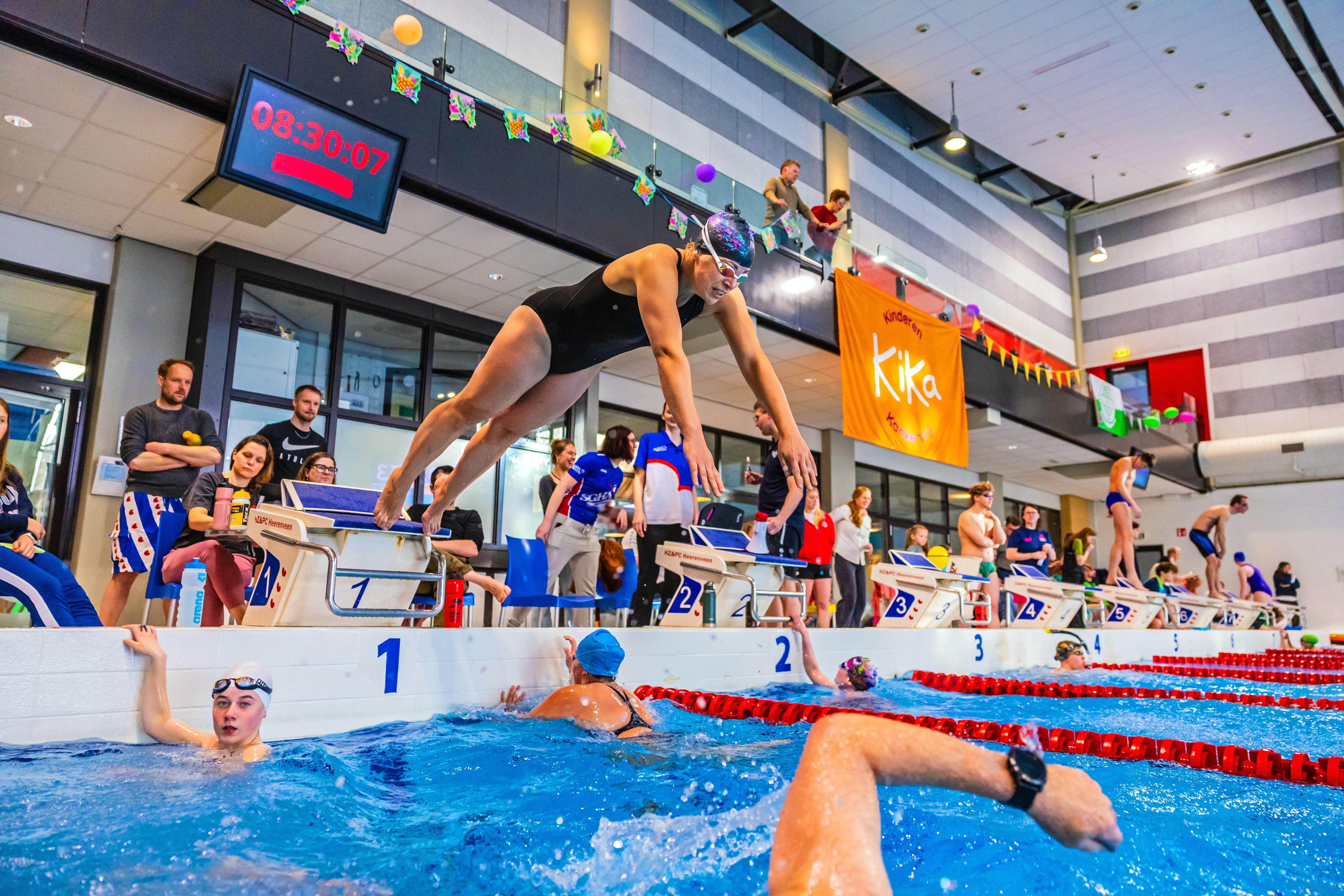 Verrassende deelnemers bij de nachtelijke zwemmarathon in Heerenveen. ‘Wij proberen gewoon niet te v