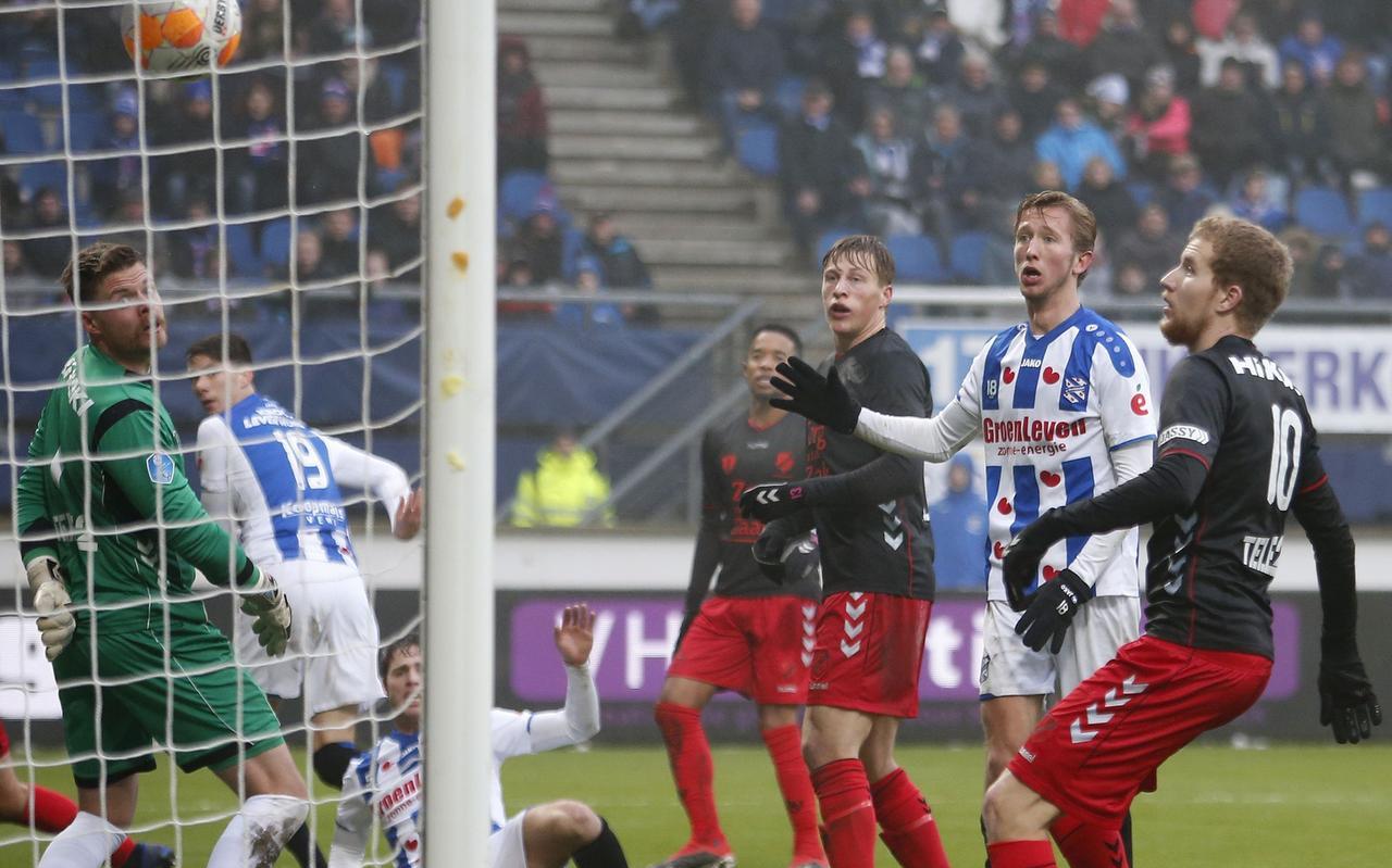 Pelle van Amersfoort (links) scoort tegen FC Utrecht. Pelle van Amersfoort (links) scoort tegen FC Utrecht.