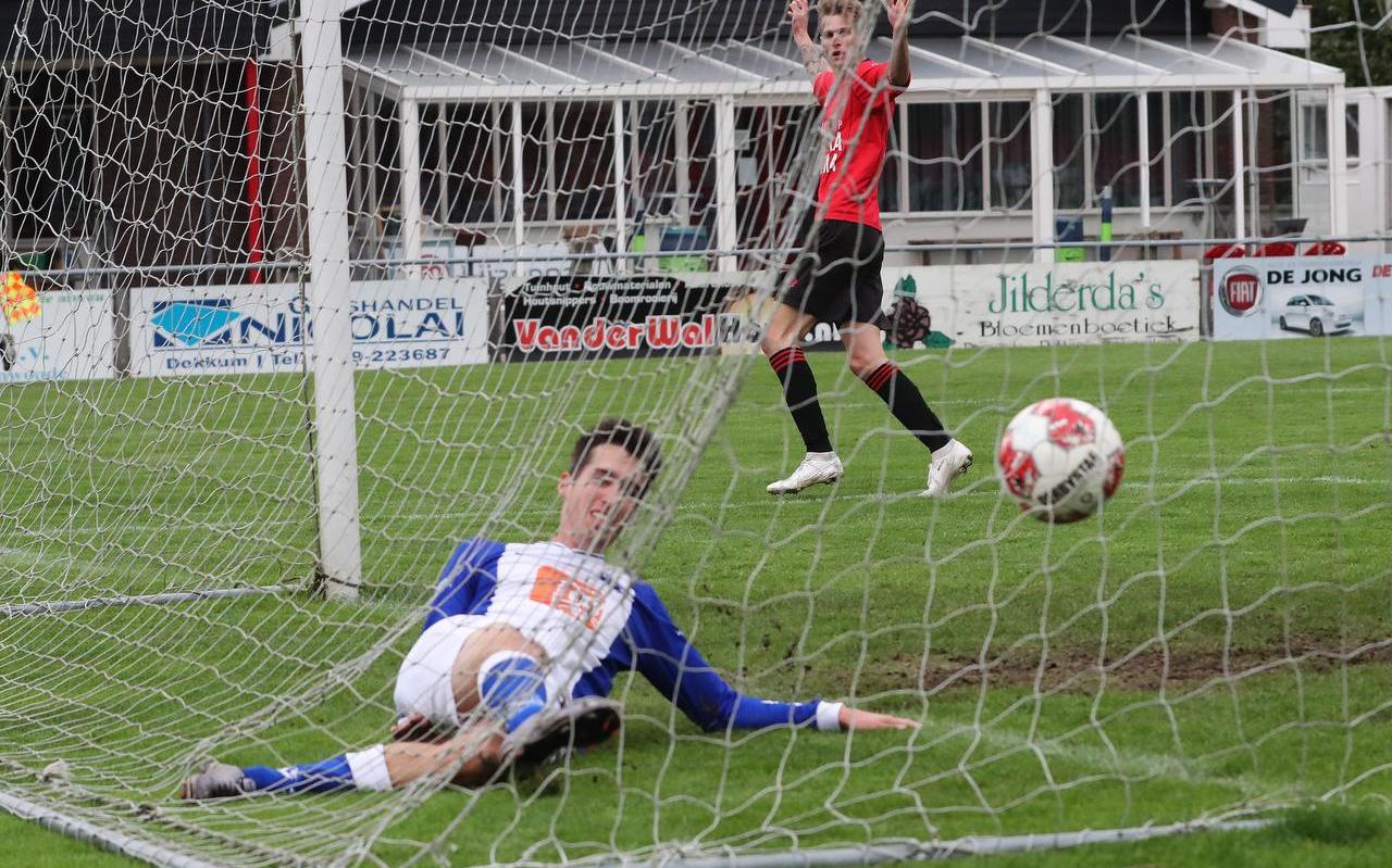 Hedgar Hoekstra heeft Broekster Boys op 2-1 gezet. Martijn Barto kan er namens Blauw Wit ‘34 niets meer aan veranderen. Hedgar Hoekstra heeft Broekster Boys op 2-1 gezet. Martijn Barto kan er namens Blauw Wit ‘34 niets meer aan veranderen.