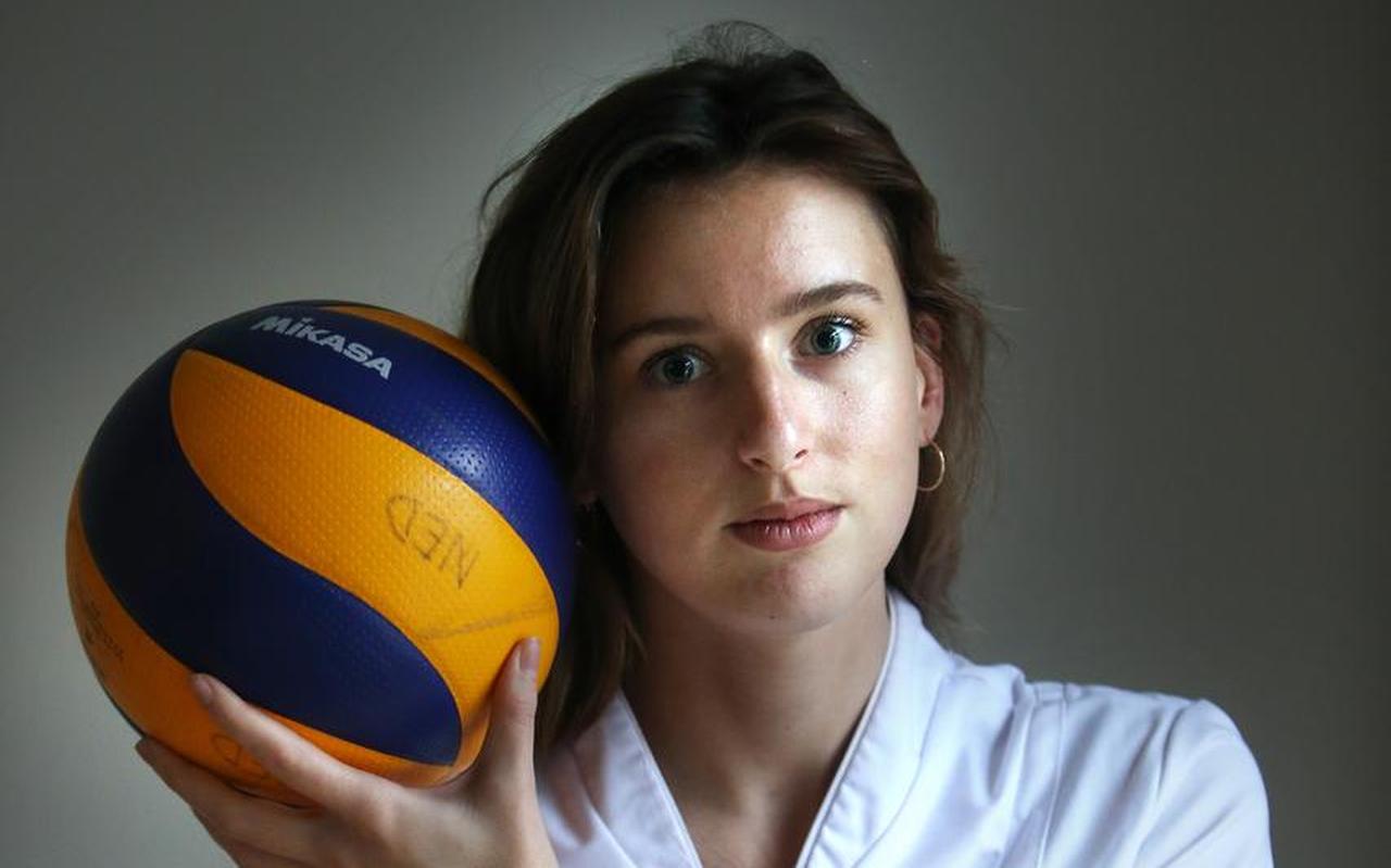 Jasmijn Akse, volleybalster en verpleegkundige in opleiding. ,,Als leeftijdsgenoten klagen, word ik boos.’’ Jasmijn Akse, volleybalster en verpleegkundige in opleiding. ,,Als leeftijdsgenoten klagen, word ik boos.’’