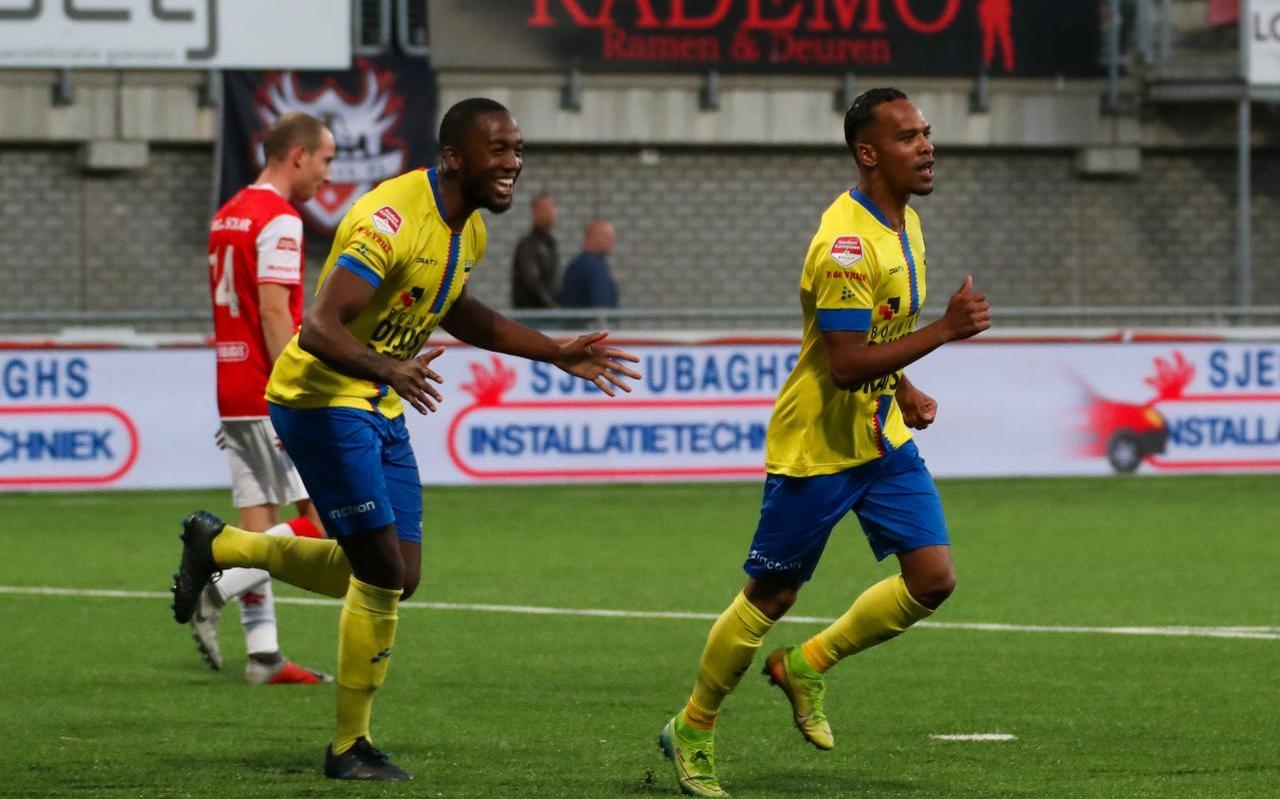 Jarchinio Antonia heeft gescoord voor SC Cambuur, een enthousiaste Calvin Mac-Intosch volgt hem. Jarchinio Antonia heeft gescoord voor SC Cambuur, een enthousiaste Calvin Mac-Intosch volgt hem.
