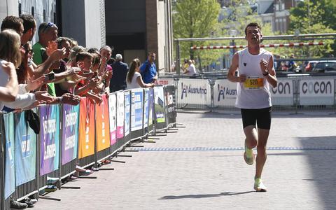 Tim Tesselaar wint de halve marathon van de Loop Leeuwarden.