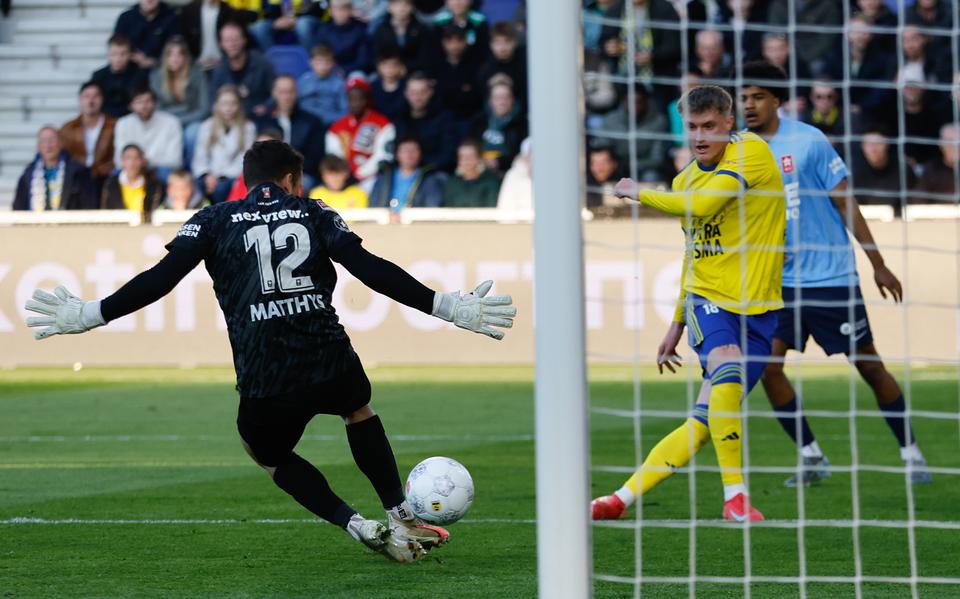 Tony Rölke bezorgt SC Cambuur in eigen huis de voorsprong tegen MVV Maastricht.