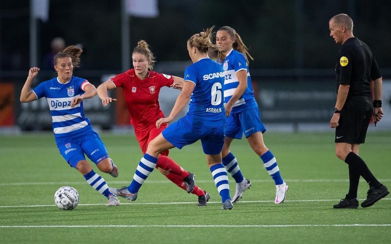 Sisca Folkertsma afgelopen weekeinde. Namens FC Twente is de achtvoudig international uit Sloten drie speelsters van PEC Zwolle te snel af.  