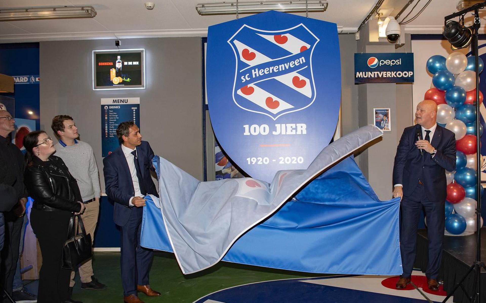 Assistent-trainer Jeffrey Talan en salesmanager Martin Koopman onthullen het logo van het 100-jarig jubileum van SC Heerenveen.