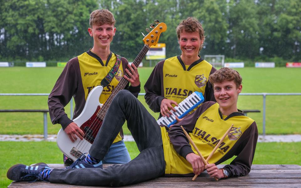 Thomas (l), Marwin (r) en Rinnert Tolsma spelen samen in het eerste elftal van Arum en vormen samen met Rinnerts broer Tieme tevens een coverband: De Faam.