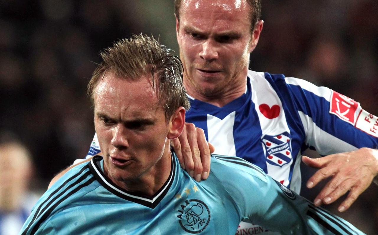 Siem de Jong in duel met Ramon Zomer, tijdens de competitiewedstrijd tussen SC Heerenveen en Ajax in 2012. Siem de Jong in duel met Ramon Zomer, tijdens de competitiewedstrijd tussen SC Heerenveen en Ajax in 2012.