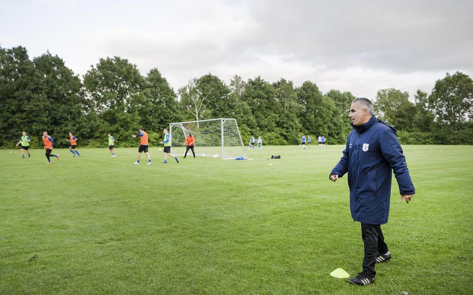Klaas de Boer tijdens de training van Rijperkerk in aanloop naar het beslissende nacompetitieduel met Niekerk.