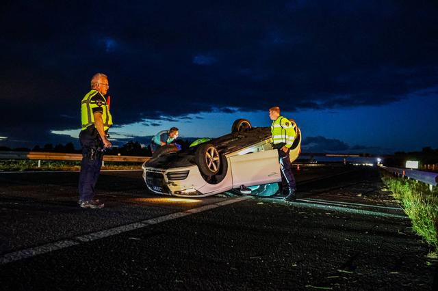 LIVE | Persoon gewond bij mogelijke schietpartij in Leeuwarden & auto gaat over de kop op A6 bij Sin