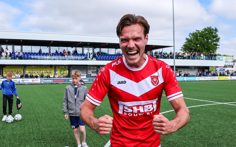 Bart Kooistra uitzinnig nadat hij een belangrijk aandeel heeft gehad in de zege van Harkemase Boys op Urk.