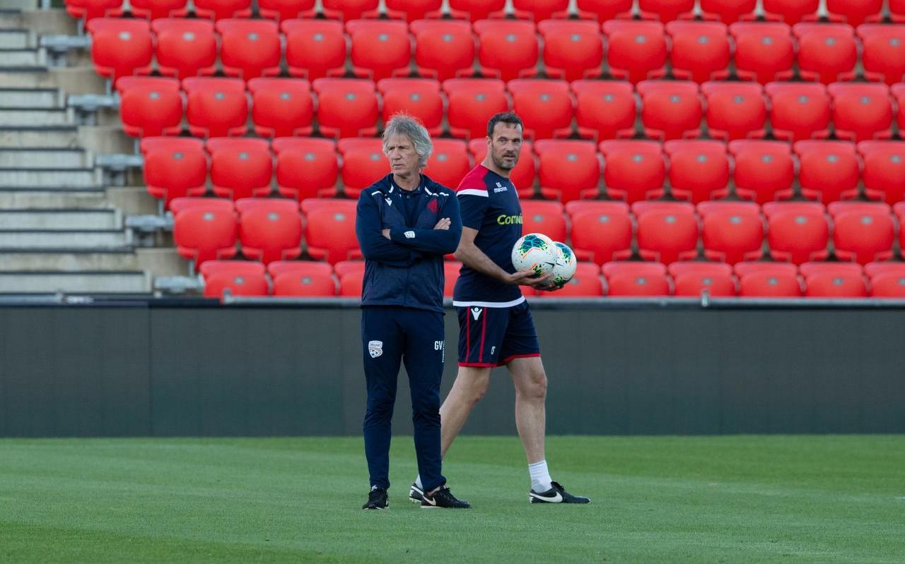 Gertjan Verbeek (links) en Gerald Sibon aan het werk als hoofdtrainer en assistent-trainer bij het Australische Adelaide United. FOTO CHRIS KELLY Gertjan Verbeek (links) en Gerald Sibon aan het werk als hoofdtrainer en assistent-trainer bij het Australische Adelaide United. FOTO CHRIS KELLY