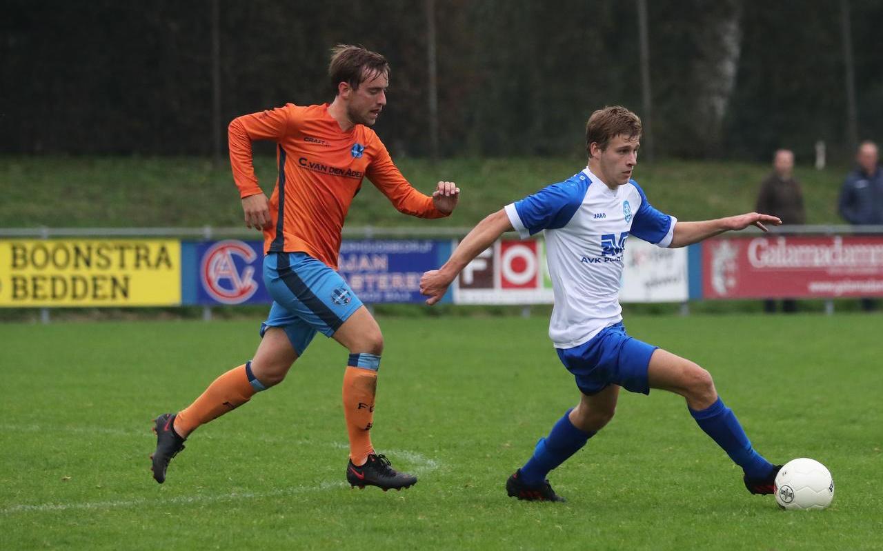 Jippe Zeldenrust (rechts) probeert Kees Noordmans af te schudden. Jippe Zeldenrust (rechts) probeert Kees Noordmans af te schudden.