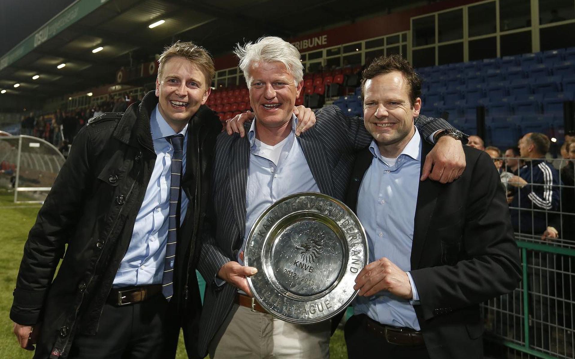 3 mei 2013: Voorzitter Ype Smid (midden), geflankeerd door de directeuren Ard de Graaf (links) en Gerald van den Belt, met de schaal na het behalen van het kampioenschap in de eerste divisie. 