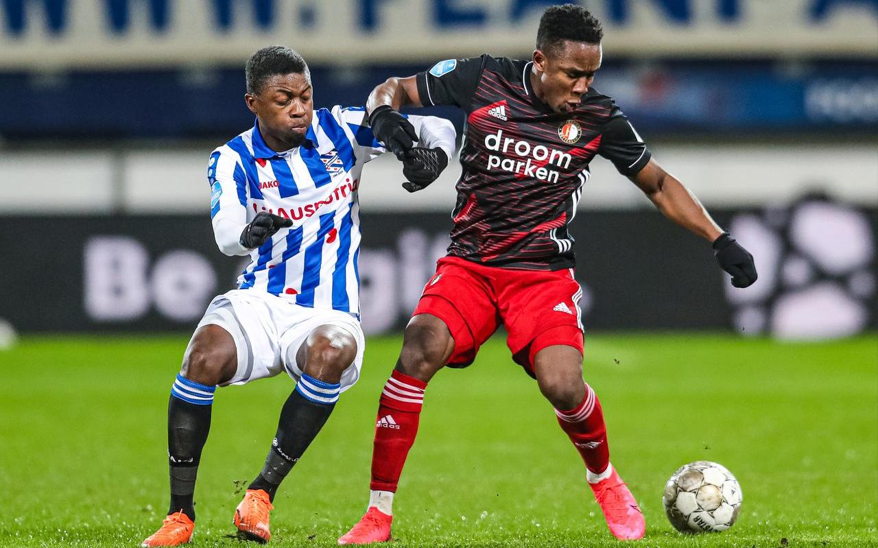 Sherel Floranus (links) in duel met Feyenoord-aanvaller Luis Sinisterra, tijdens de competitiewedstrijd vorige maand (3-0). Sherel Floranus (links) in duel met Feyenoord-aanvaller Luis Sinisterra, tijdens de competitiewedstrijd vorige maand (3-0).