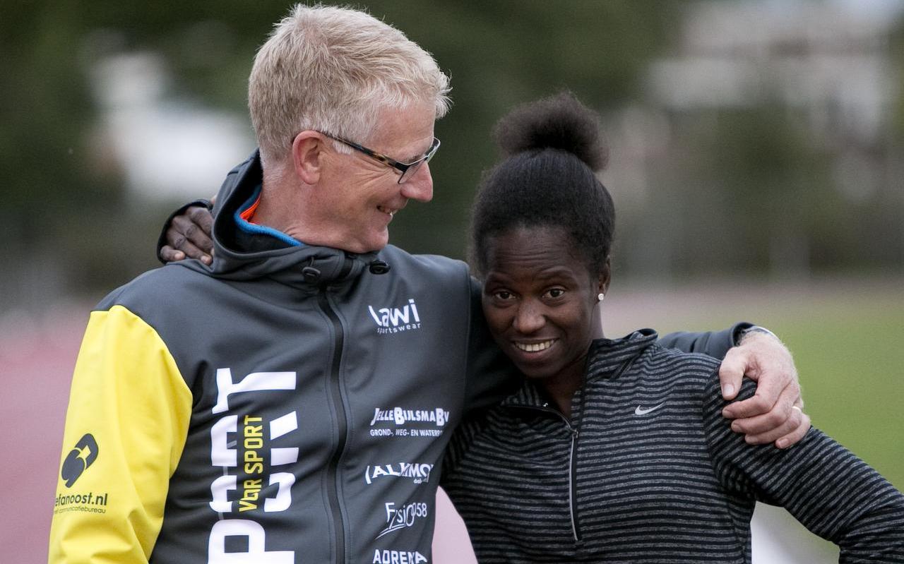 Jelle Luinstra en de Gambiaanse atlete Mariame Jilly Tallow tijdens hun eerste gezamenlijke training in Leeuwarden. 