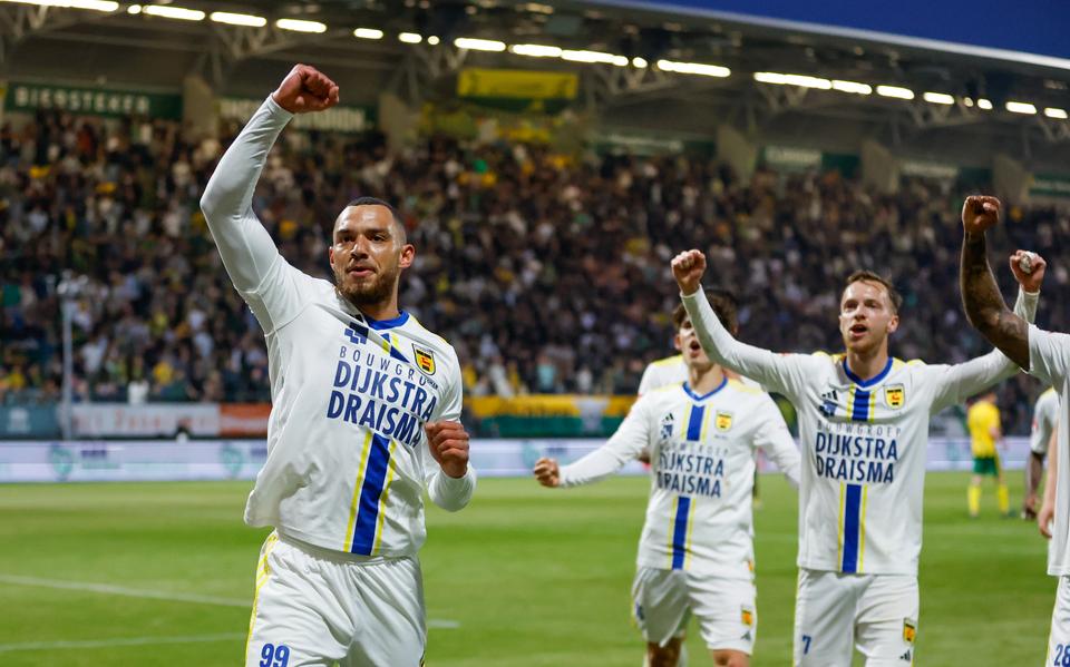 Jeredy Hilterman (l), Tomas Galvez (m) en Remco Balk (r) vieren dat SC Cambuur van ADO Den Haag heeft gewonnen.