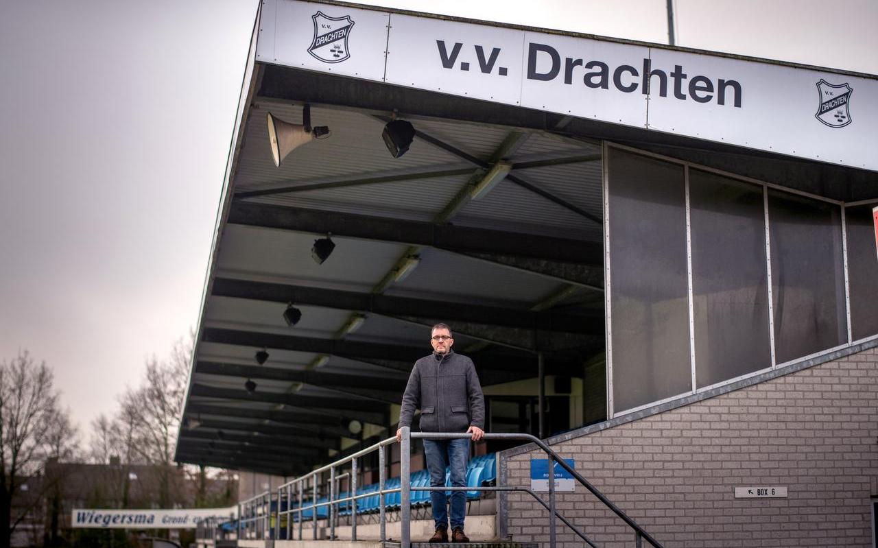 Durk Meijer, voorzitter van Drachten, op sportpark De Peppel. ,,Niets doen is geen optie.’’ Durk Meijer, voorzitter van Drachten, op sportpark De Peppel. ,,Niets doen is geen optie.’’