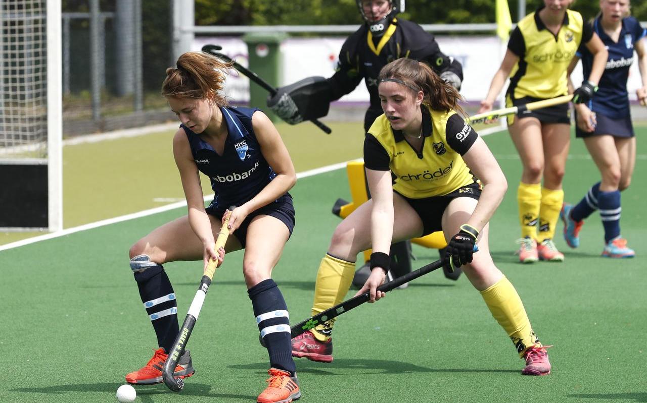 Lisan ten Berge probeert namens Quick Stick te scoren tegen Deventer. Lisan ten Berge probeert namens Quick Stick te scoren tegen Deventer.