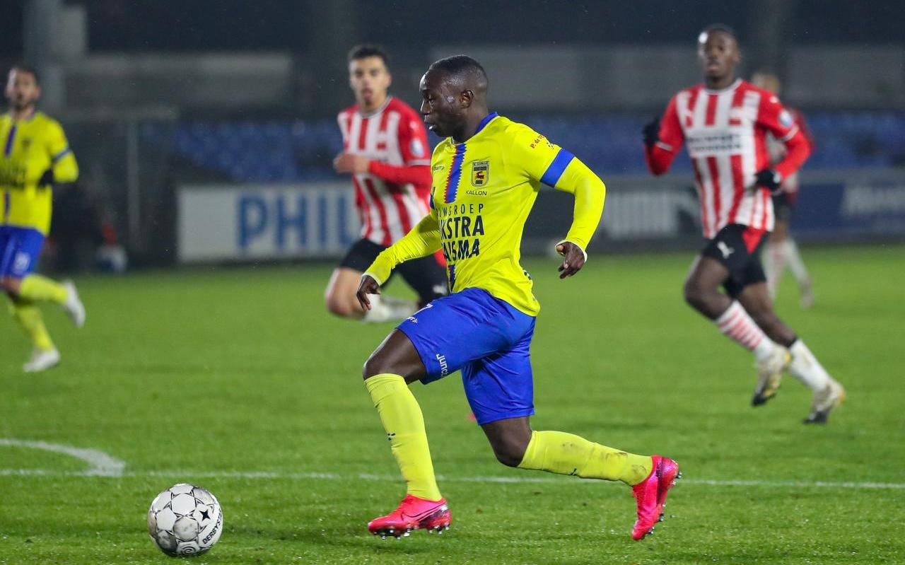 Invaller Issa Kallon zorgde met de enige treffer van de wedstrijd voor een fijne terugreis naar Leeuwarden. Invaller Issa Kallon zorgde met de enige treffer van de wedstrijd voor een fijne terugreis naar Leeuwarden.