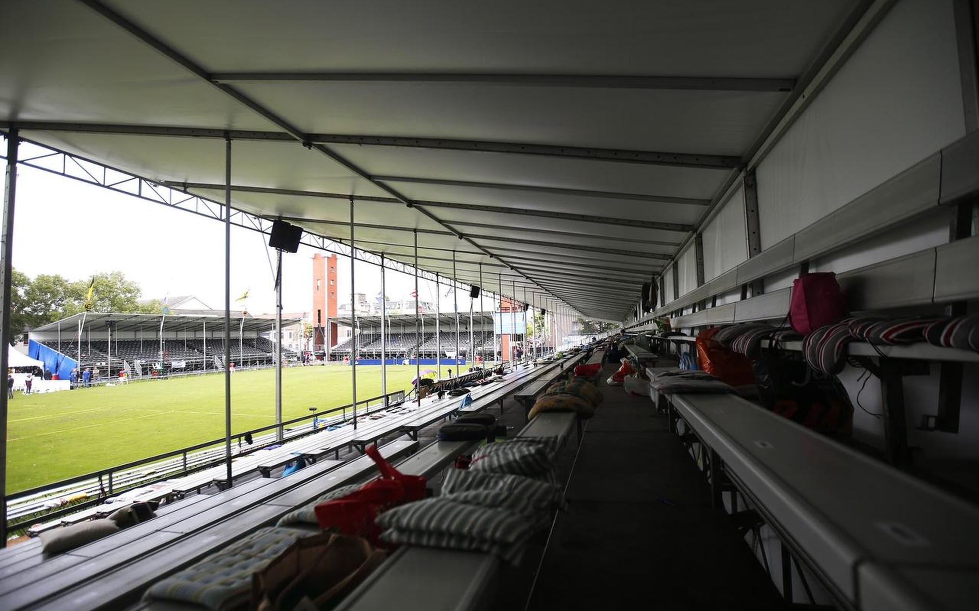 Beeld van de PC van 2019, toen de tribunes vanwege onweer tijdelijk werden ontruimd. Nu zijn de banken door corona grotendeels leeg.