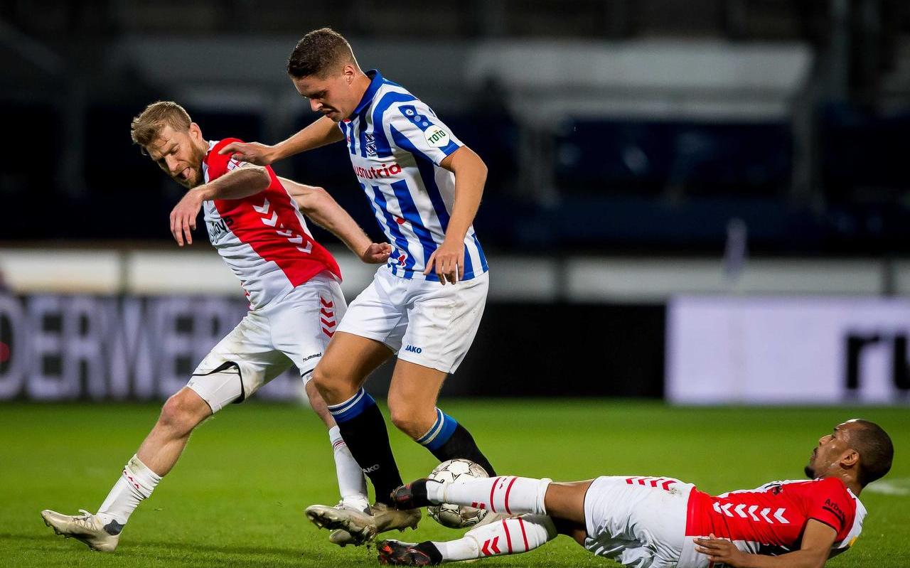 Joey Veerman wordt op de huid gezeten door Michael de Leeuw en Michael Chacon (liggend) van FC Emmen. Joey Veerman wordt op de huid gezeten door Michael de Leeuw en Michael Chacon (liggend) van FC Emmen.