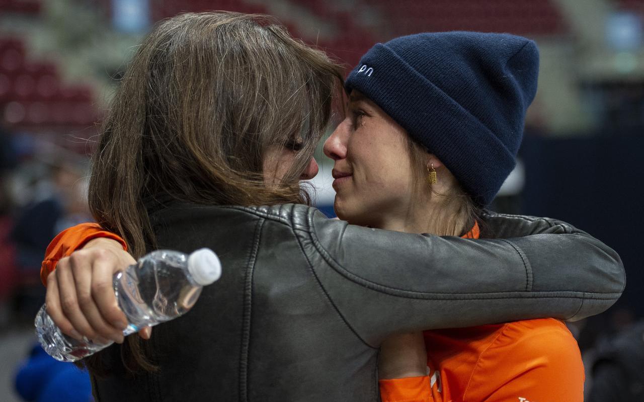 Suzanne Schulting beleeft met haar moeder Hannie een intiem moment na het winnen van haar wereldtitel. FOTO ANDRE WEENING Suzanne Schulting beleeft met haar moeder Hannie een intiem moment na het winnen van haar wereldtitel. FOTO ANDRE WEENING