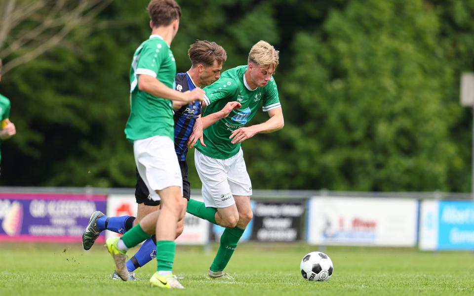 Sfeerbeeld uit de nacompetitiewedstrijd tussen Tijnje en BNC, met Arne van den Berg (r) aan de bal. Tijnje won, zoals Jan Stuiver had voorspeld (2-1, werd 2-2 en strafschoppen). Ook Line Atsma zat goed bij Oosterwolde-Be Quick 1887 (3-1, werd 2-1). Simon Smink voorzag een zege van Workum op ONR en koos zelfs de correcte uitslag (3-1). Jan Faber ging de mist in door Franeker van Creil/Bant te laten winnen (4-3, werd 0-3).