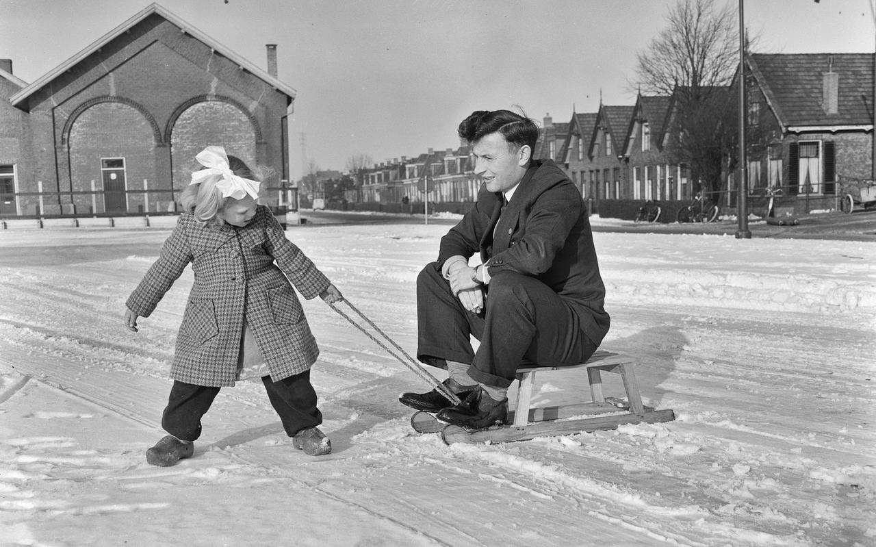 Metteke en haar vader Abe Lenstra in de sneeuw in de jaren vijftig. Metteke en haar vader Abe Lenstra in de sneeuw in de jaren vijftig.