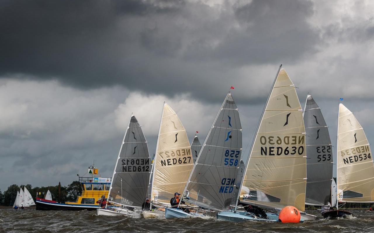 Start van de Solo-klasse. In de 630 is de latere winnaar Paul Dijkstra uit Uitwellingerga goed weg. Start van de Solo-klasse. In de 630 is de latere winnaar Paul Dijkstra uit Uitwellingerga goed weg.