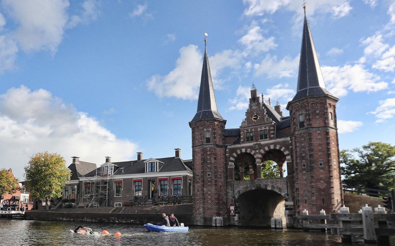 De openwaterzwemmers van de nationale selectie passeren tijdens een training de Sneker Waterpoort. Rechts in de volgboot bondscoach Thijs Hagelstein. De openwaterzwemmers van de nationale selectie passeren tijdens een training de Sneker Waterpoort. Rechts in de volgboot bondscoach Thijs Hagelstein.
